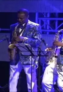 alt="Two Tropic saxophonists live"