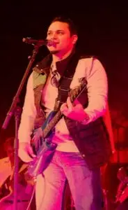 alt="Roberto Martino au guitare"